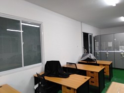 Ruang kantor nyaman sejuk dengan insulasi peredam suara&panas dengan kontruksi bangunan sederhana akan tetapi kenyamanan bekerja sangat menunjang dengan insulasi peredam suara dan panas terutama untuk ruang kantor yg berdekatan dengan ruang produksi 
