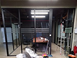 Progres 75% kontruksi meeting room dengan finishing covering piramidfoam