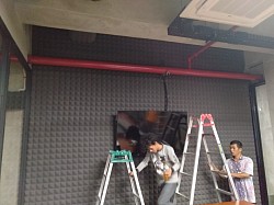 Proses pemasangan piramid foam ruang meeting