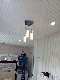 ruang karaoke dengan finishing busa piramid putih, kami sedia bahan